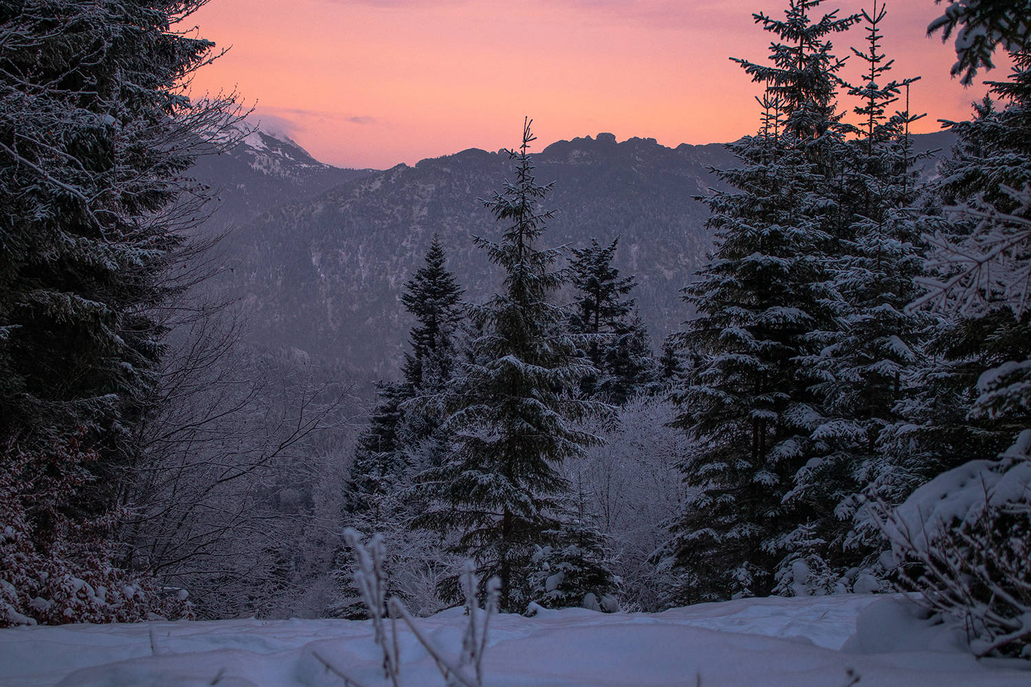 Sonnenaufgang in den Bergen im Winter
