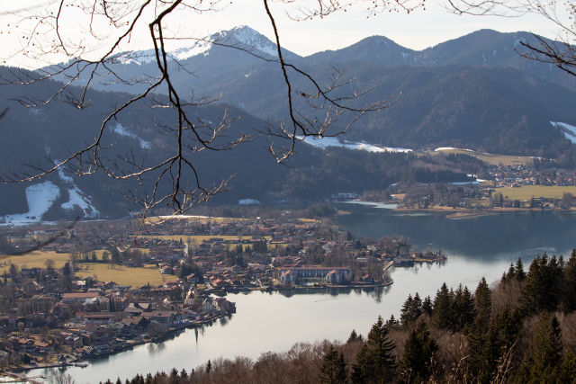 Diese Landschaftsaufnahme handelt sich vom Ort Tegernsee, das von Alpen und Natur umgeben ist.
