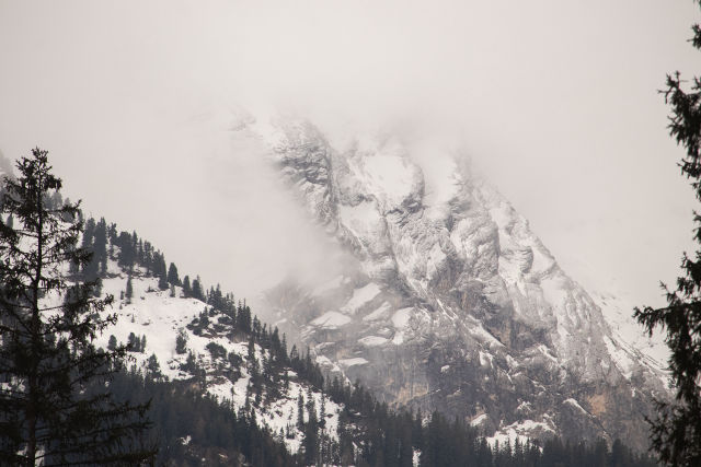 Das Alpenfoto ist in Garmisch-Partenkirchen entstanden, an dem Tag gab es viel Schnee und Nebel.