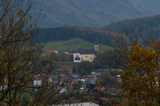 Die Kirche und Stadt in Ruhpolding befindet sich im Tal zwischen den Bergen.